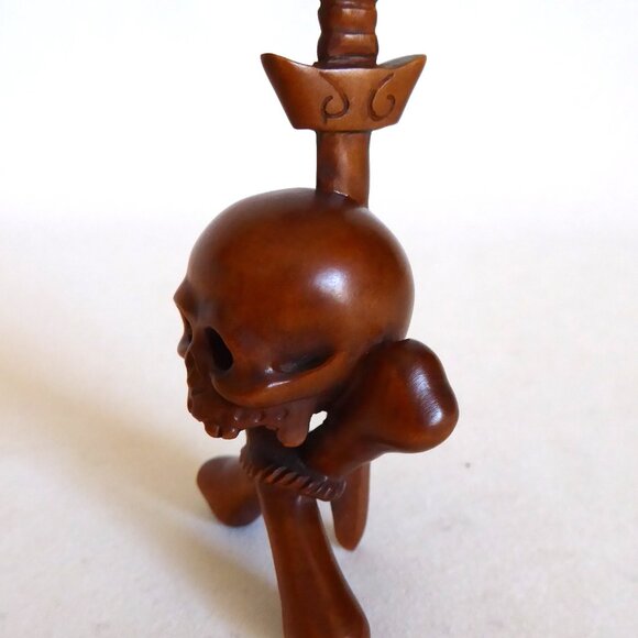 VINTAGE SIGNED JAPAN JAPANESE HAND CARVED WOOD NETSUKE SKULL SWORD - Picture 8 of 14